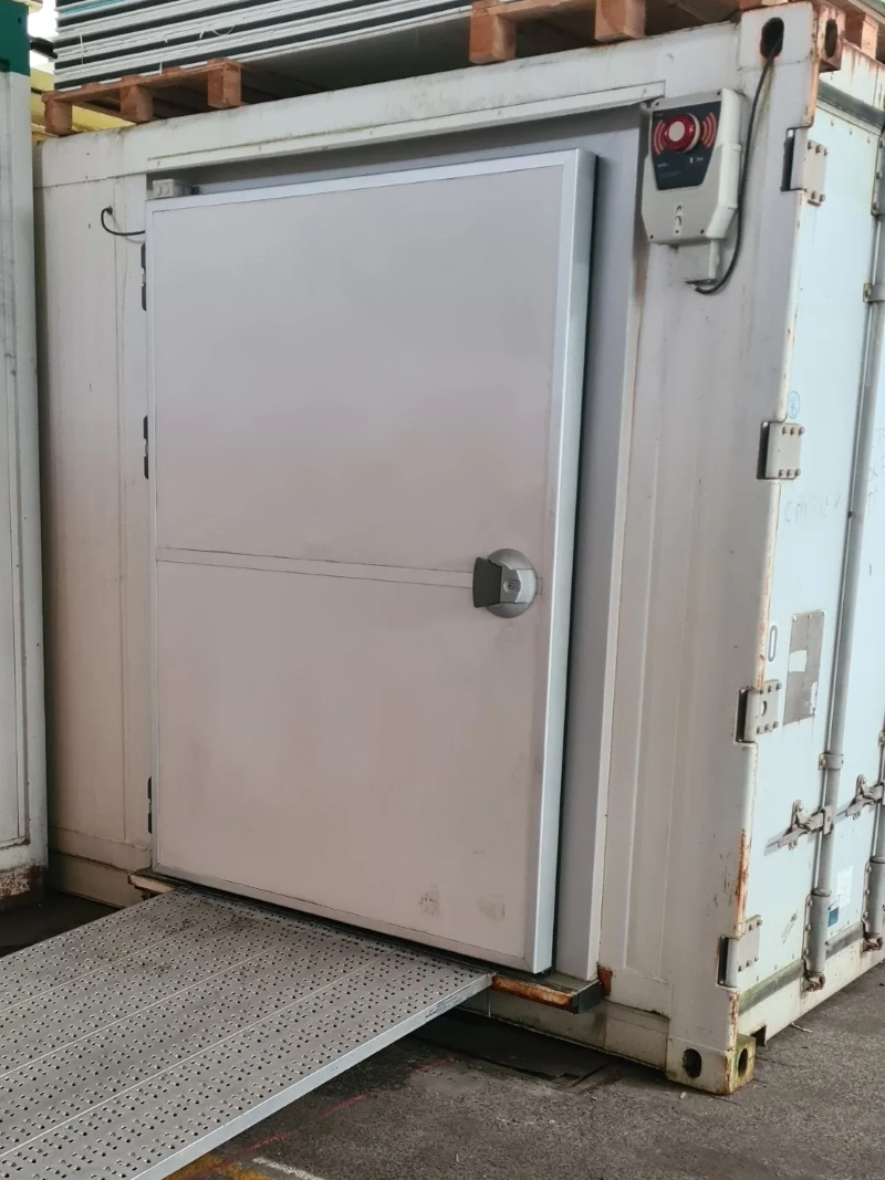 Container-frigorifique-reefer-transforme-en-chambre-froide-40-pieds-High-Cube-portes-remplacees-2 Container-frigorifique-reefer-transforme-en-chambre-froide-40-pieds-High-Cube-portes-remplacees-2